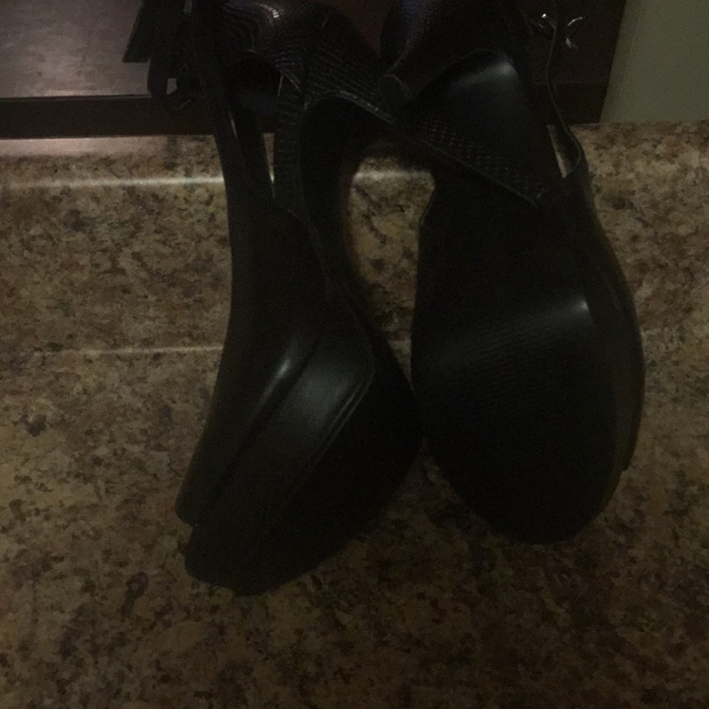 Heels - Picture 3 of 4